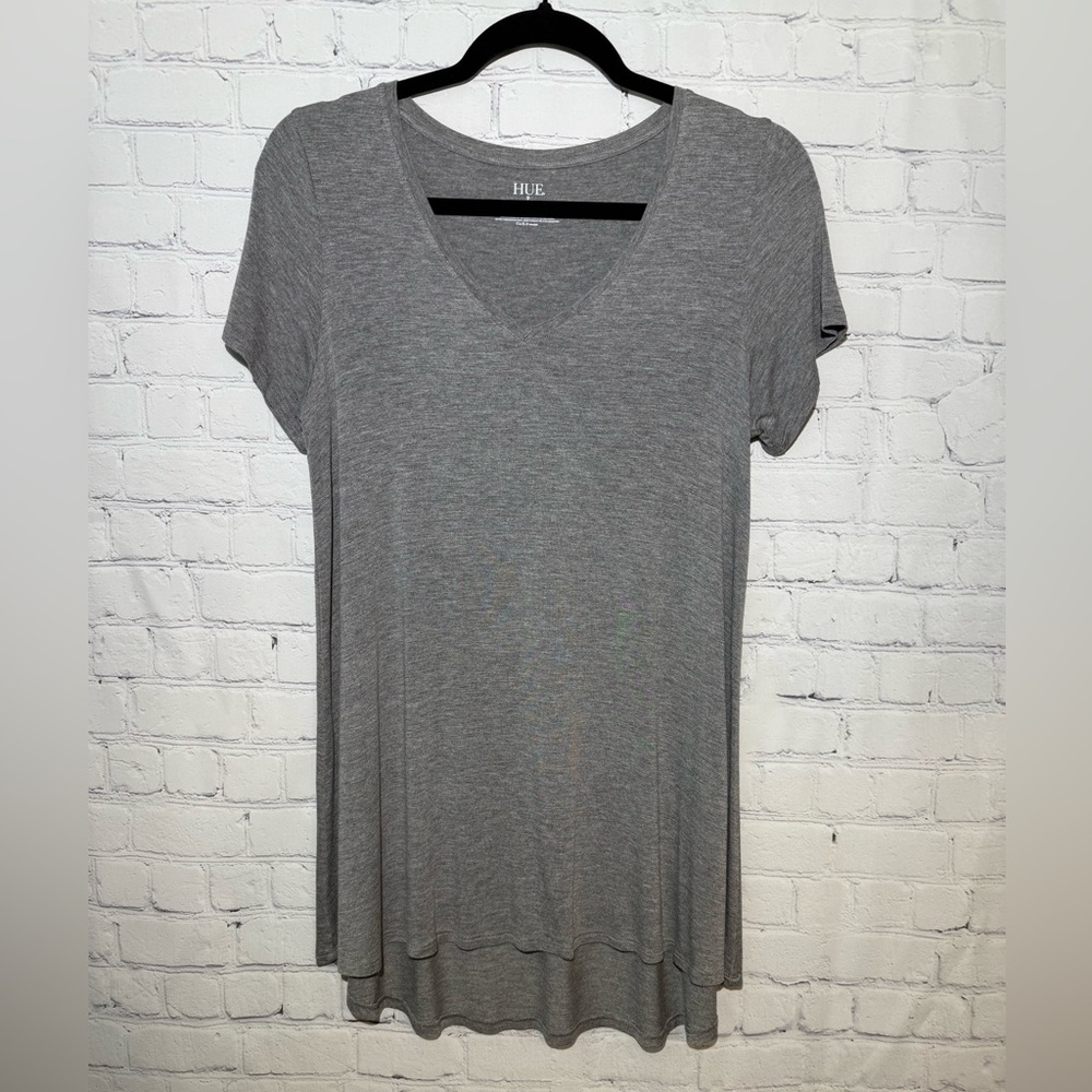 HUE  size small tunic length short sleeve v-neck tee